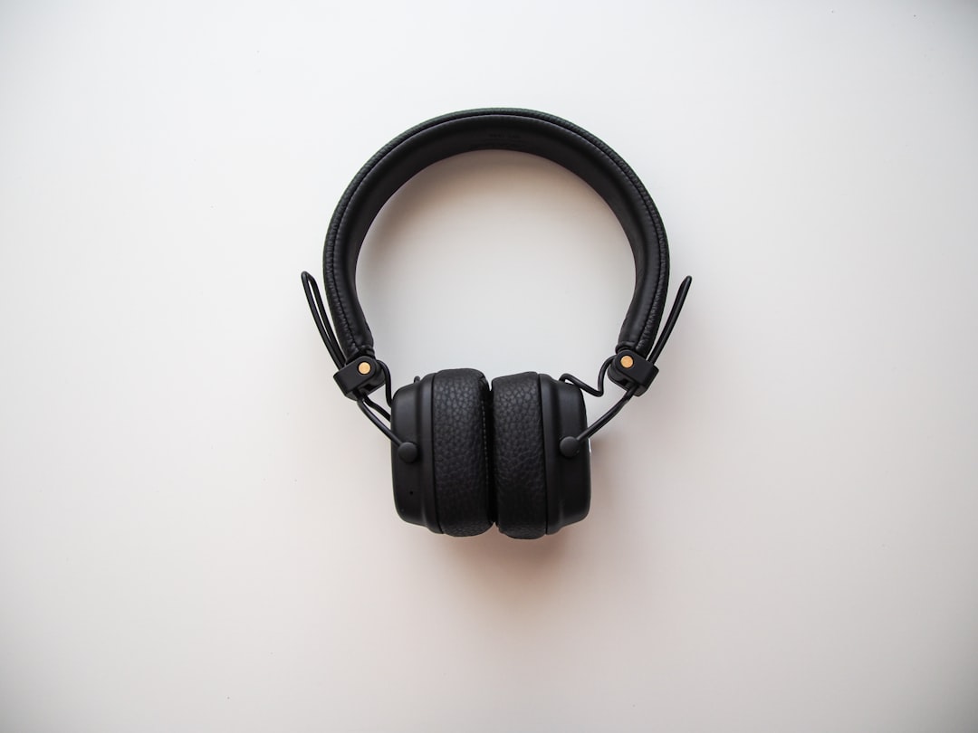Audiobooki – dla kogo są? Zalety i wady słuchania książek